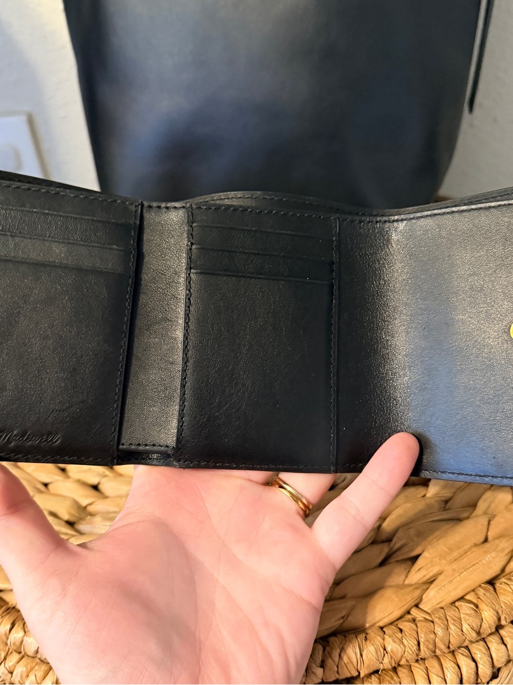 Madewell The Essential Bucket Tote with wallet - Picture 9 of 11